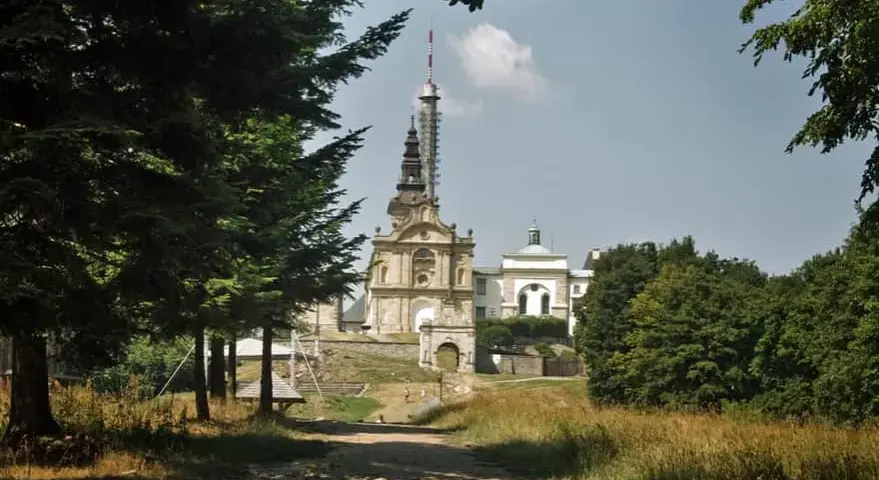 Święty Krzyż: Ile się idzie? Wybierz najlepszą trasę (czas, parkingi)