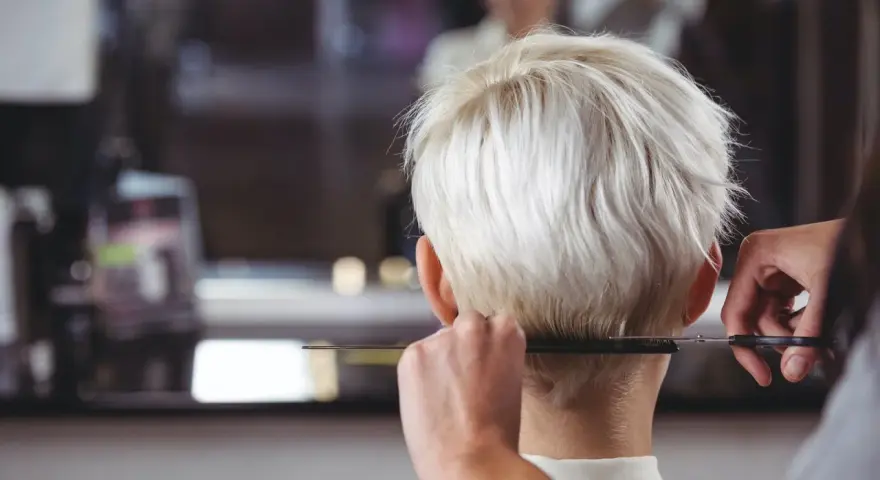 Graue Haare kurz: Moderne Schnitte & Pflegetipps für Ihr Statement