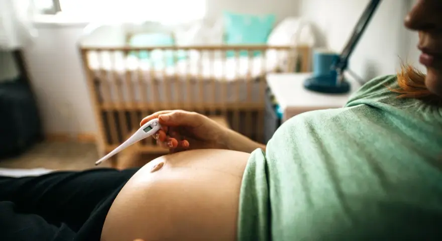 Pierwszy trymestr i przeziębienie: Co bezpieczne dla Ciebie i dziecka?