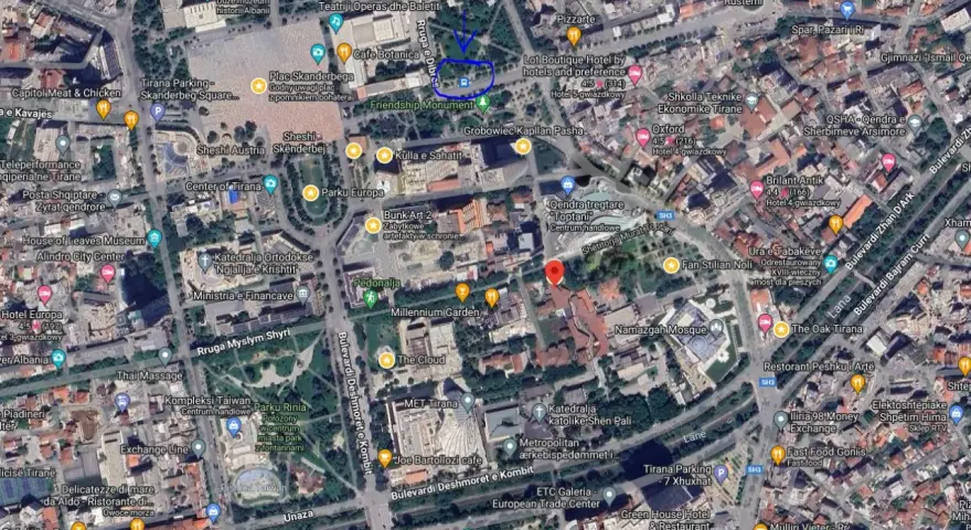 Centrum Tirany, z widocznymi lotniskami w Albanii, Plac Skanderbega, parki i budynki.