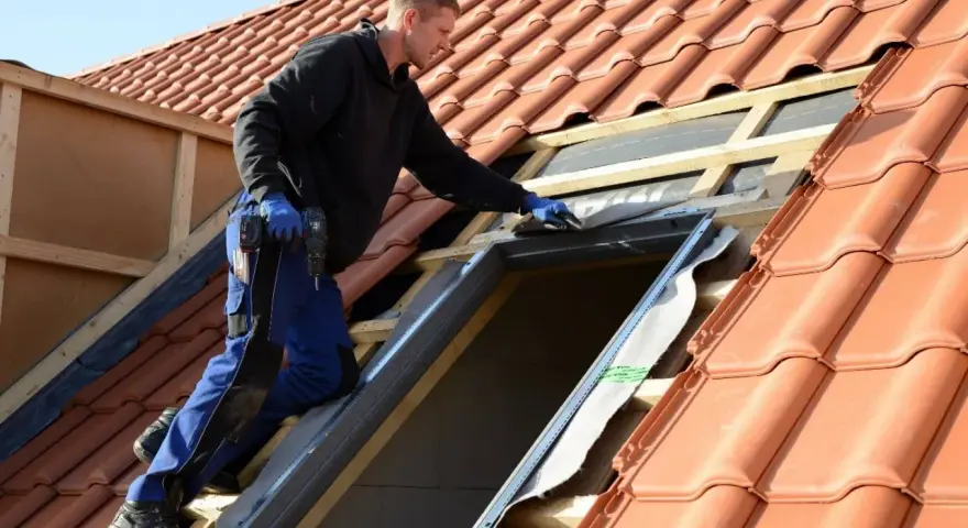 Handwerker installiert Dachfenster. Informieren Sie sich über den Dachfenster Zuschuss für Ihr Zuhause.