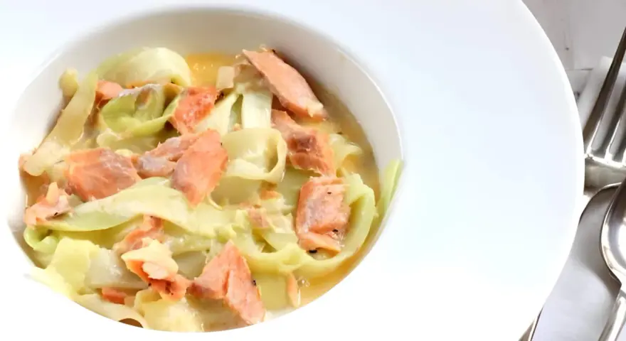 Deliciosos tallarines de calabacín con trozos de salmón rosado en una cremosa salsa. Un plato ligero y sabroso.