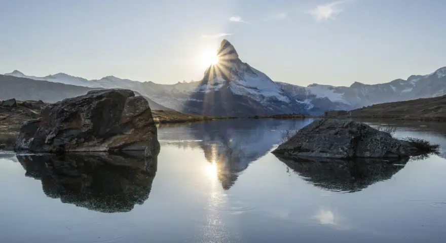 Sonnenstrahlen brechen durch das Matterhorn, ein Spiegelbild im See. Wie in Psalm 102, ein Bild der Ewigkeit.