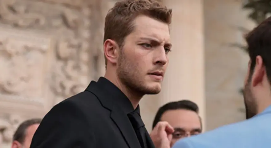 Francesco Montanari, con un abito scuro, interpreta un membro della squadra antimafia, con uno sguardo intenso.