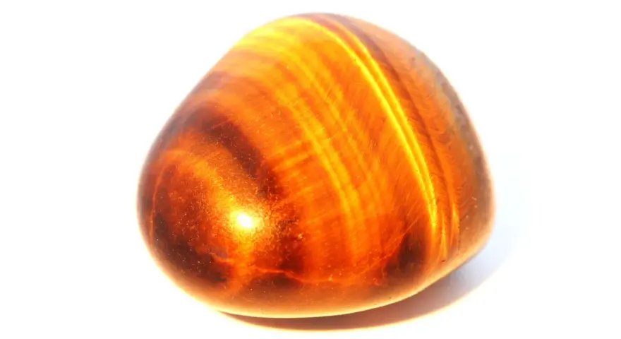 Piedra ojo de tigre pulida, con bandas doradas y marrones. Ideal para aprender como limpiar ojo de tigre y mantener su brillo.