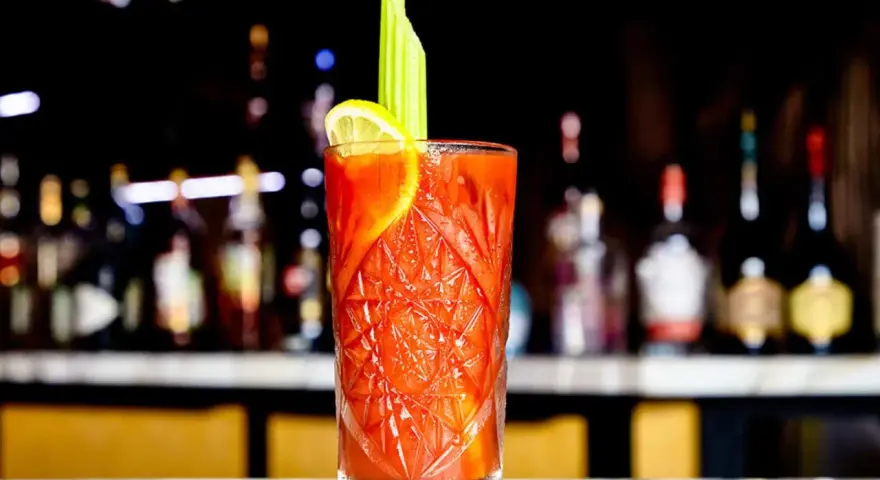 En perfekt Bloody Mary med selleri och citron, redo att avnjutas vid baren.