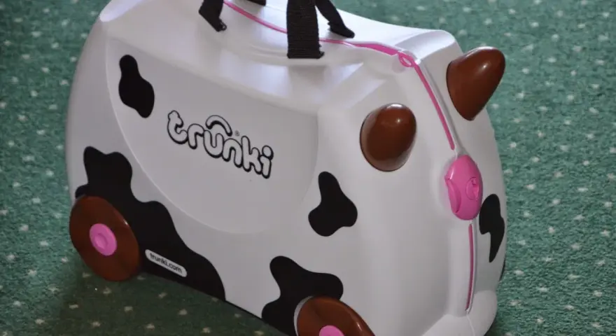 Biała trunki walizka dla dzieci w kształcie krowy z czarnymi łatami i brązowymi rogami. Idealna na podróże!