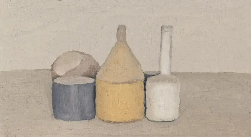Subtelna kompozycja Giorgio Morandi: trzy butelki i kamień w stonowanych barwach, emanujące spokojem i harmonią.