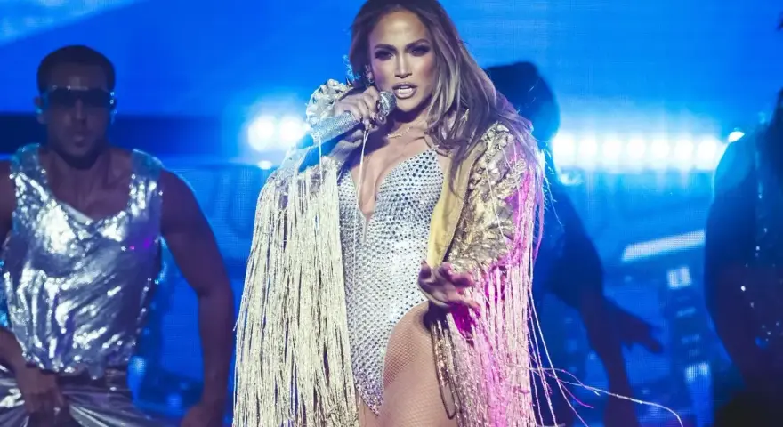 Jennifer Lopez w błyszczącym stroju na scenie, jakby występowała w Polsce.