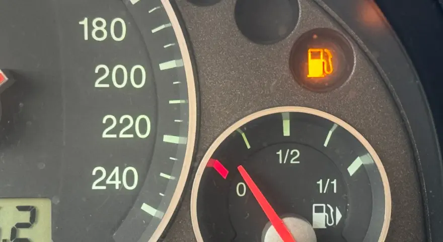 Wskaźnik paliwa na czerwonym polu, kontrolka rezerwy świeci. Ile km na rezerwie diesel? Czas na tankowanie!