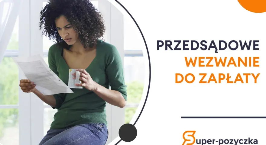 Zmartwiona kobieta czyta wezwanie do zapłaty. To może być początek windykacji smart pożyczki.