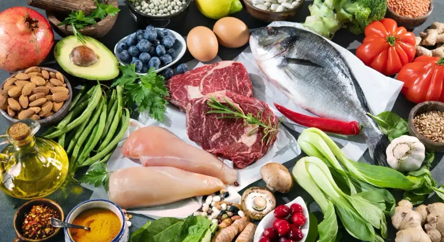Mięso, ryba, jajka, awokado, jagody, orzechy i warzywa liściaste – składniki idealne na dietę niskowęglowodanową.