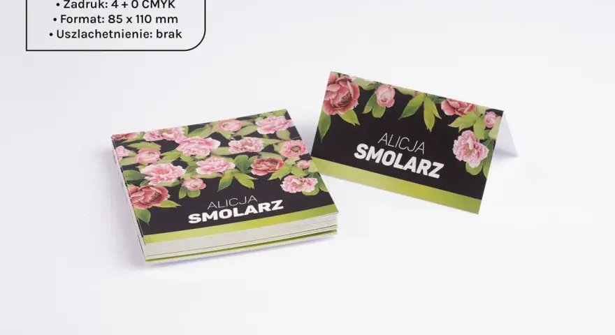 Elegancki pomysł na winietki z motywem kwiatowym. Na czarnym tle widnieje imię i nazwisko "Alicja Smolarz" oraz bujne, różowe piwonie.