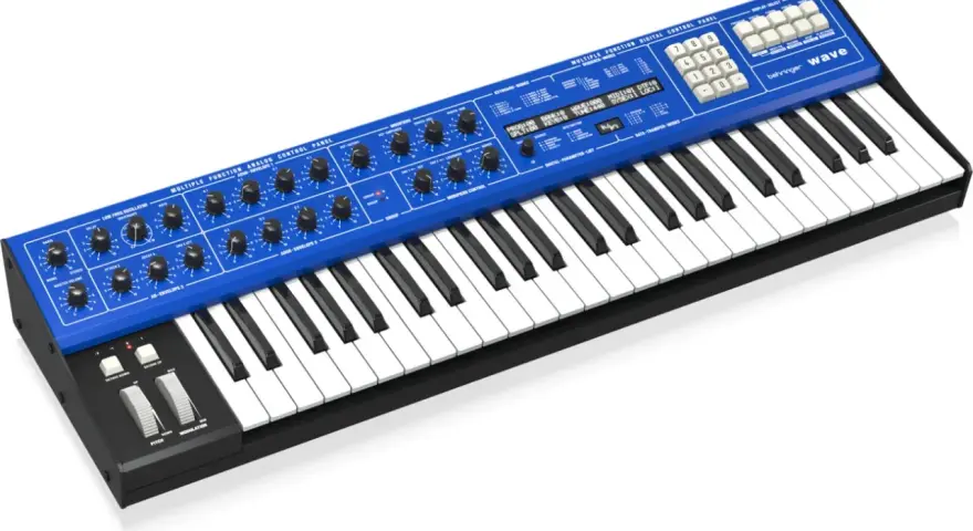 Niebieski syntezator Behringer Wave z klawiaturą i licznymi pokrętłami. To wszechstronne narzędzie dla muzyków, które może przypominać funkcjonalnością Roland JD-XA.