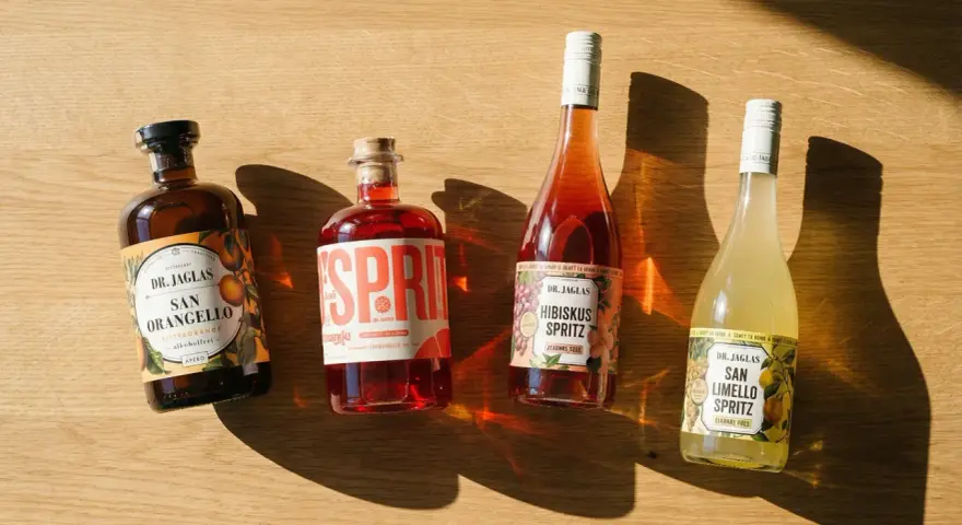 Vier Flaschen Dr. Jaglas Spritz: San Orangello, Sprit, Hibiskus Spritz und San Limello Spritz. Alle sind alkoholfrei, was bedeutet, dass sie keinen Neutralalkohol enthalten.