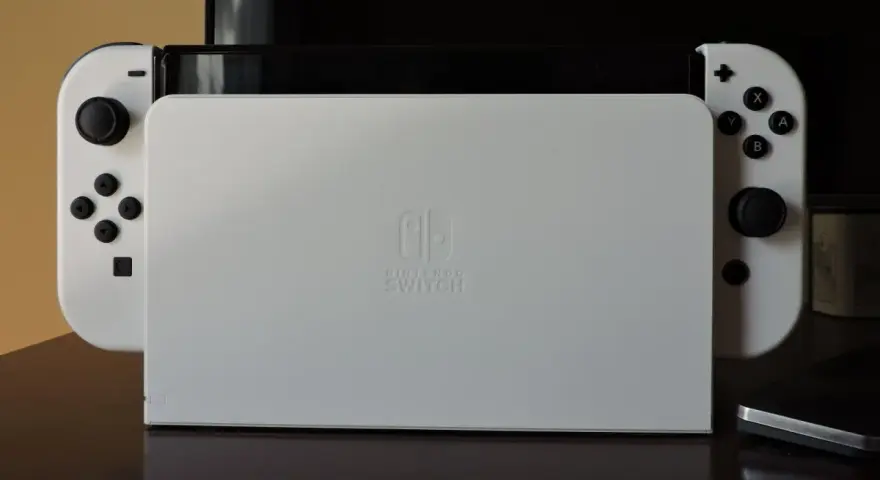 Biały Nintendo Switch z odłączanymi kontrolerami Joy-Con. Dowiedz się, jak działa ten wszechstronny system do gier.