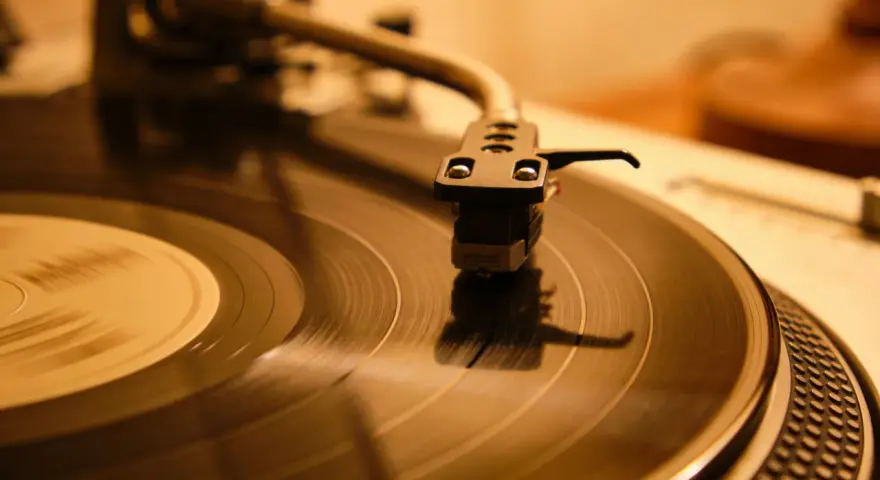 Plattenspieler mit Nadel auf Vinyl. Der Sound von Rock n Roll Rock erwacht zum Leben.