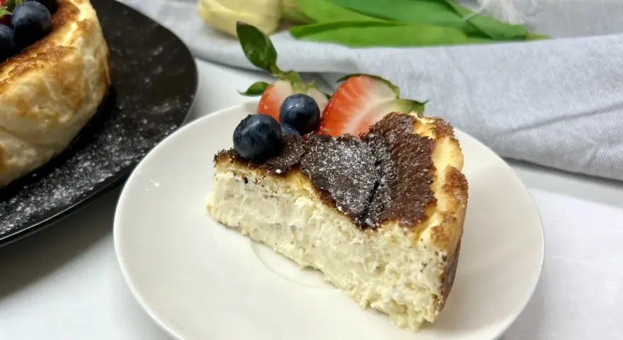 Pyszny sernik keto przepis na talerzyku, udekorowany borówkami i truskawkami. Idealny deser bez wyrzutów sumienia.