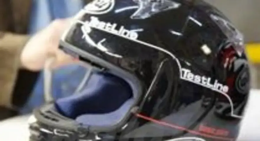 Casco da moto nero lucido con logo "TestLine" e certificazione Snell E1.