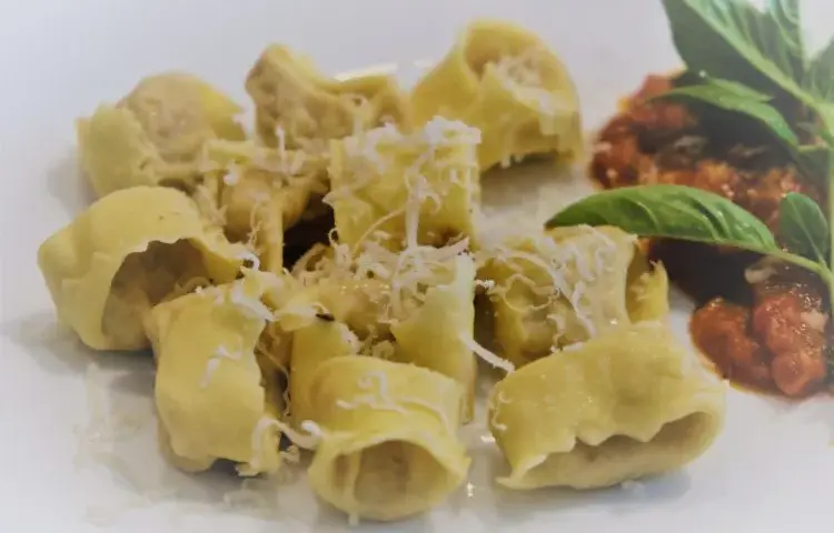 Tortellini: Co to jest? Historia, nadzienia i przepisy | Nikola Majewska