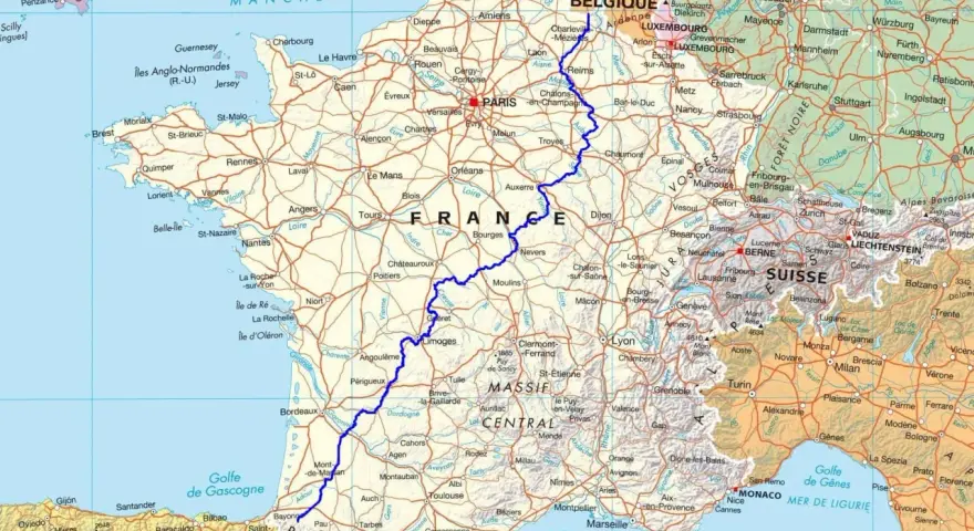 Carte de France et pays voisins, traversée par une ligne bleue. La gr654 carte montre la France, la Belgique, la Suisse et l'Italie.