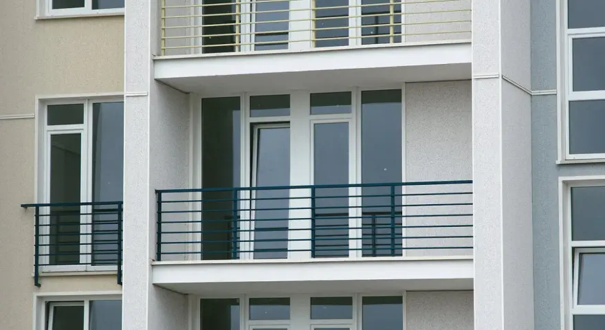 Nowoczesne balkony z ciemnymi balustradami, solidne mocowanie balustrady balkonowej zapewnia bezpieczeństwo.