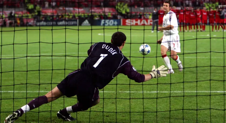 Bramkarz Dudek broni rzut karny w meczu Liverpool Milan 2005.