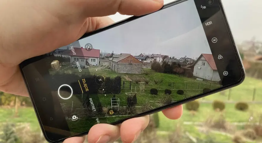 Jaki smartfon z dobrym aparatem - najlepsze modele, które zachwycają jakością zdjęć