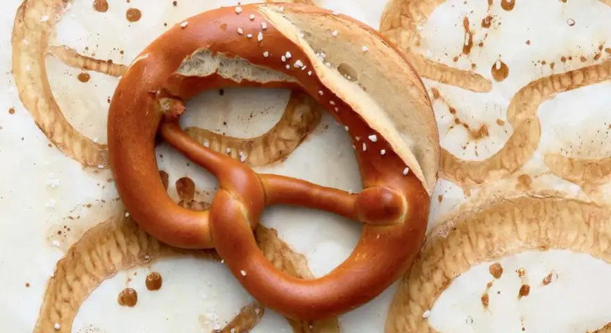 Frisch gebackene Brezel mit grobem Salz, bereit zum Genuss. Perfekt für alle, die gerne Lauge selber machen.