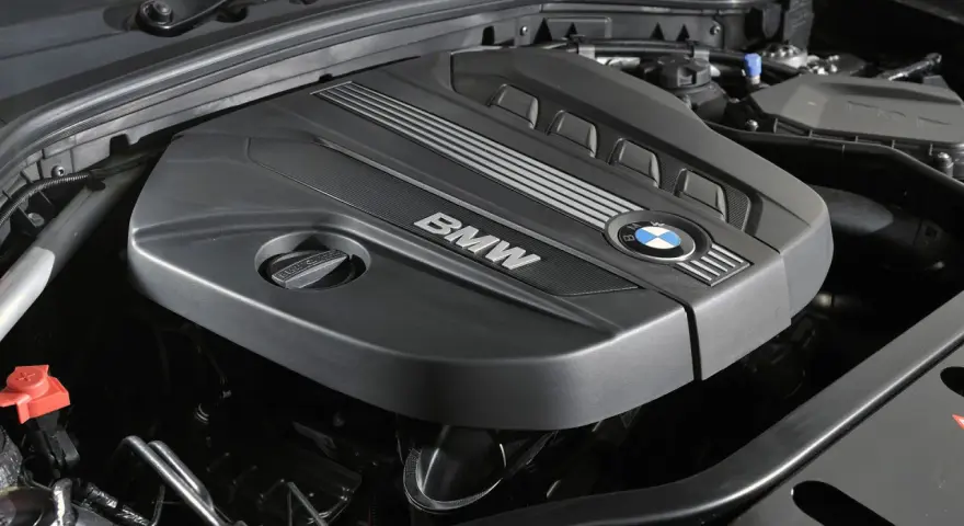 Silnik BMW z charakterystycznym logo. N47 to oznaczenie tej jednostki napędowej.