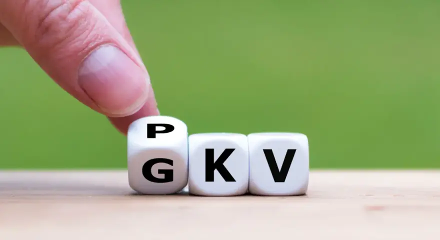 Finger dreht Würfel von "P" zu "G". Die Würfel zeigen "GKV". Das steht für eine gute Wahl bei der teilzeit krankenversicherung.