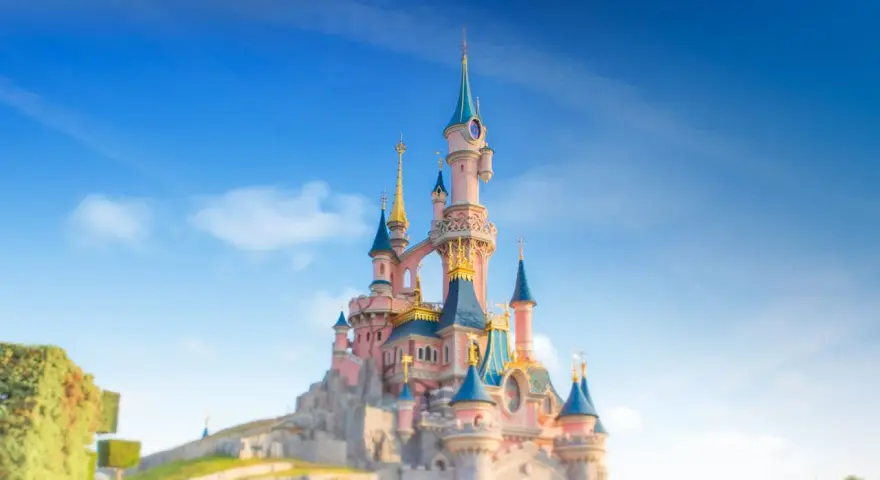 Zamek w Disneylandzie na tle błękitnego nieba.
