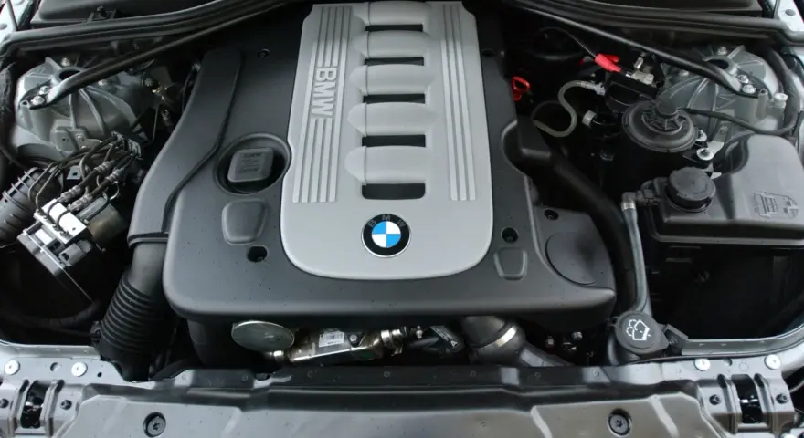 Silnik BMW m57 z widocznym logo marki.