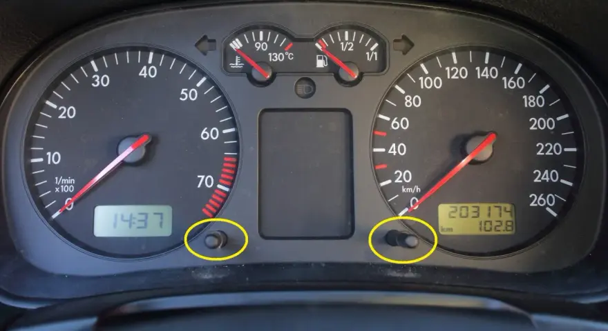 Przyciski do resetowania licznika kilometrów i ustawiania zegara. Czas 14:37, przebieg 203174 km. service jetzt!