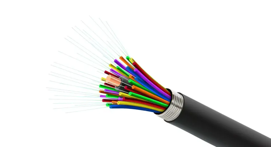 Kolorowy kabel światłowodowy z odsłoniętymi żyłami, jak wygląda kabel światłowodowy.