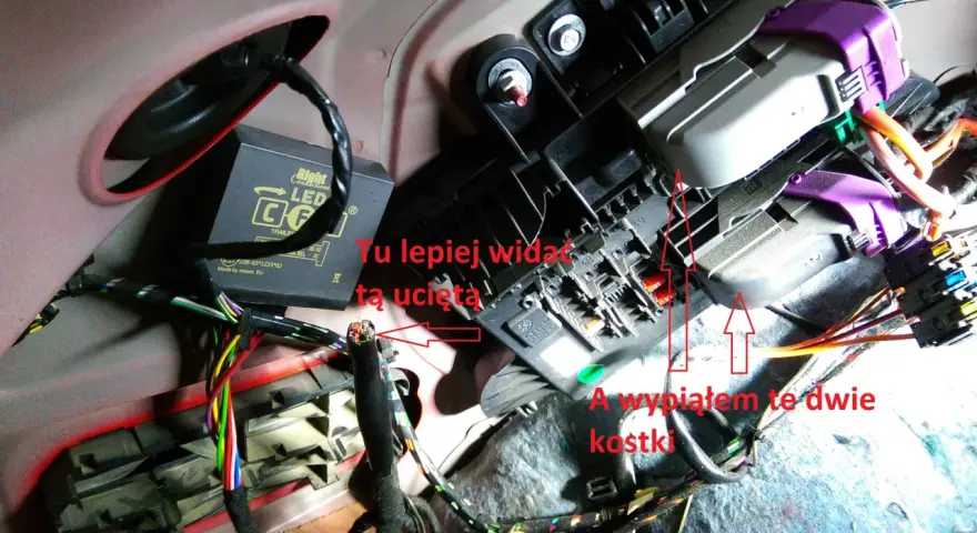 Wiązka przewodów w Oplu, widoczna ucięta żyła i wyjęte kostki, potencjalnie związane z błędem dtc u0140.