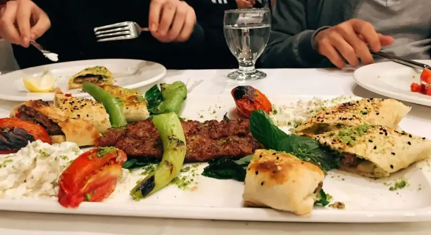 Prawdziwy turecki kebab: Czy wiesz, czym różni się od polskiego?