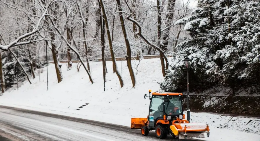 Kto powinien odśnieżać chodnik? Poznaj swoje obowiązki i kary