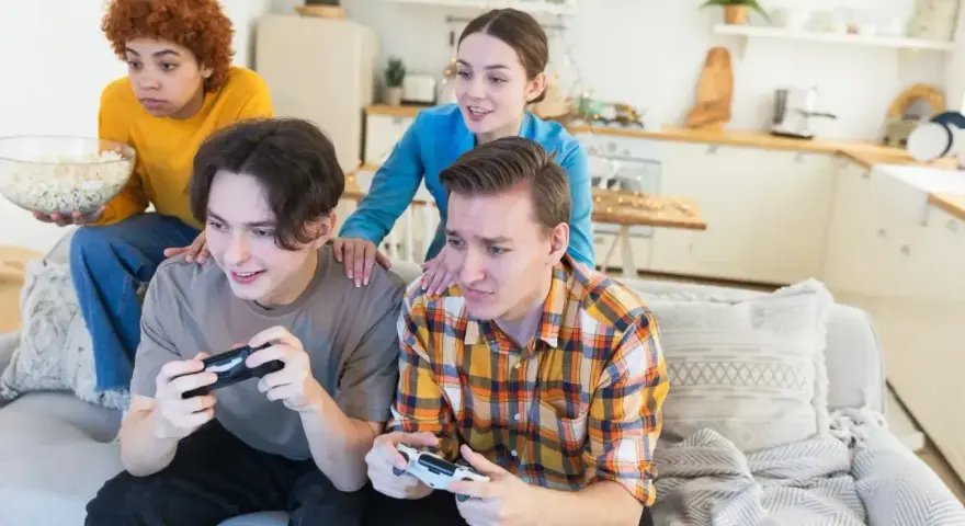 Czterech przyjaciół gra w gry wideo, jeden z nich zastanawia się, jak udostępnić grę na Steam.