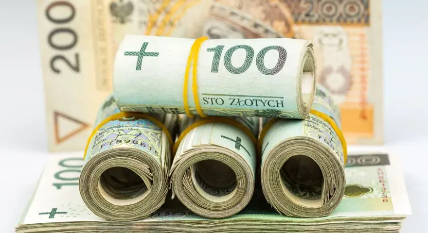 Zwijane banknoty 100 zł i 200 zł. Czy to symbol tego, dlaczego banki zaostrzyły warunki kredytowania dla mieszkań w budynkach z lat 70.?