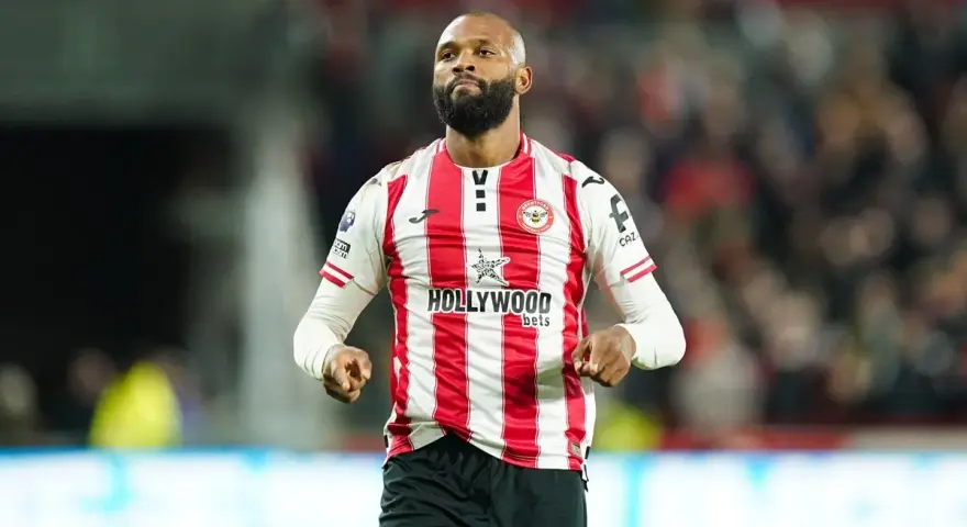 Piłkarz Igor Thiago w koszulce Brentford FC z logo Hollywoodbets.
