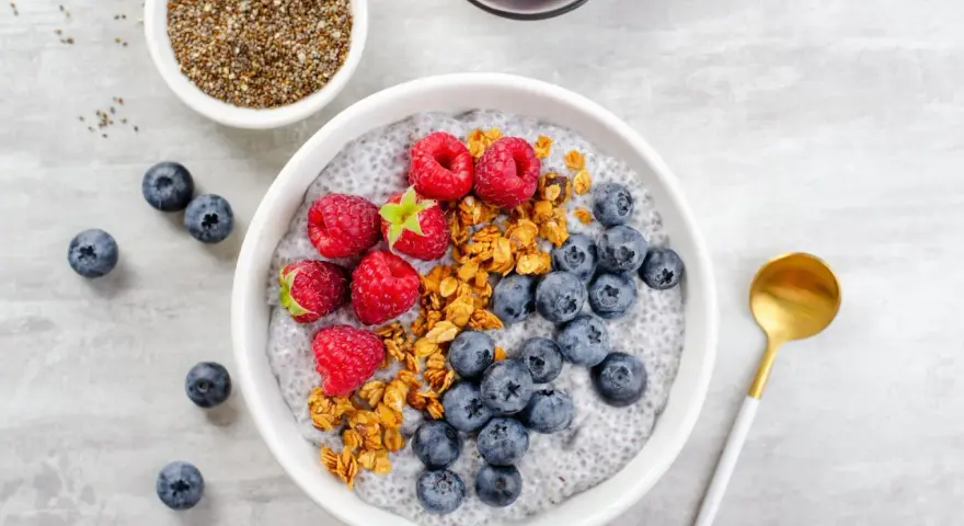 Pudding chia z mascarpone, malinami i borówkami. Idealny deser keto, który zachwyca smakiem i wyglądem.