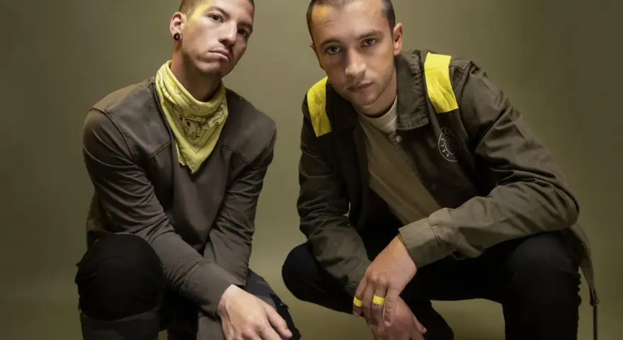 Tyler Joseph i Josh Dun, duet znany z tworzenia wyjątkowych twenty one pilots utworów, pozują w charakterystycznych strojach.