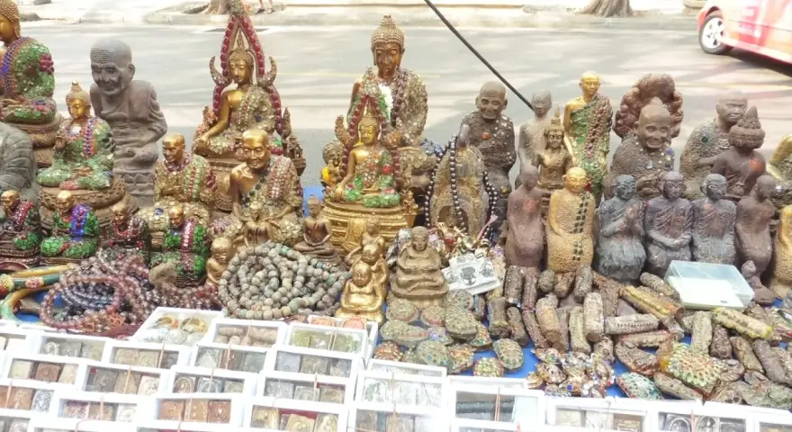 Stoisko z pamiątkami z Tajlandii: figurki Buddy, mnichów i amulety. Idealne, co przywieźć z tajlandii.