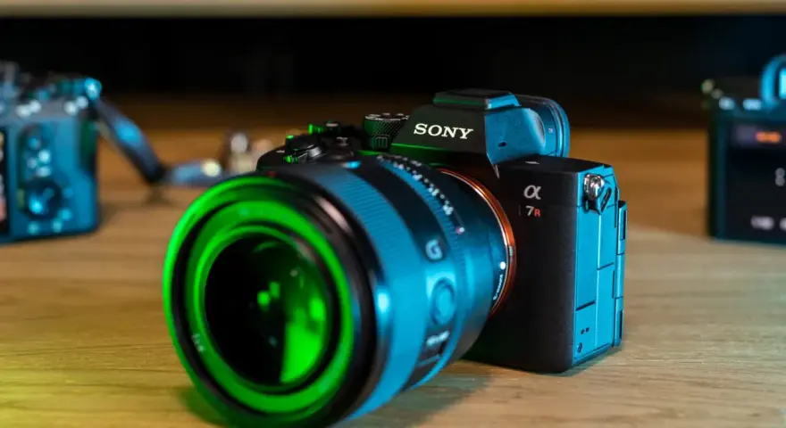 Sony a7r5 z obiektywem o zielonym blasku, gotowy do uchwycenia niezwykłych chwil.