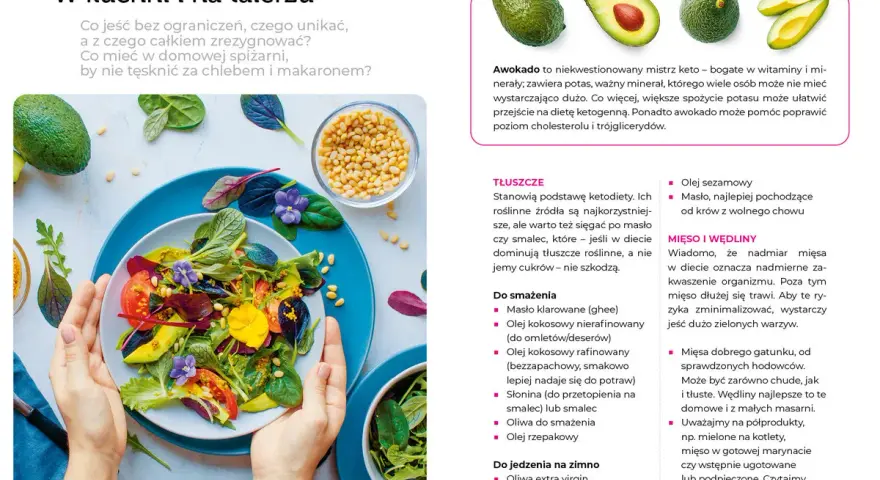 Kolorowa sałatka z awokado, pomidorów i ziół, idealna na dietę keto bez mięsa. Obok miseczka orzeszków piniowych.