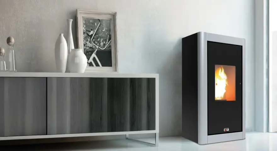 Stufa a pellet da 8 kW con fiamme vive. Arreda un soggiorno moderno con un mobile contenitore e decorazioni.