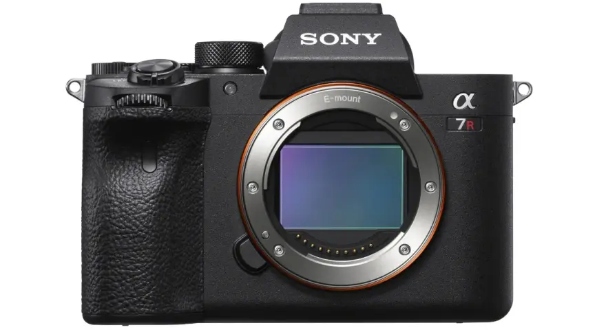 Czarny aparat Sony a7R IV z widocznym sensorem i mocowaniem E.