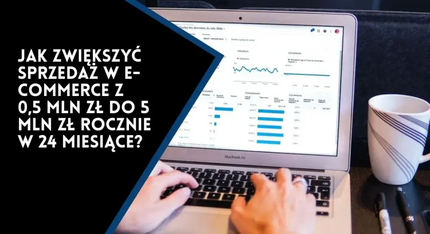 Ręce na klawiaturze laptopa analizują wykresy sprzedaży. Jak zwiększyć sprzedaż w e-commerce z 0,5 mln zł do 5 mln zł rocznie w 24 miesiące? Bez zawrotów głowy i mdłości.
