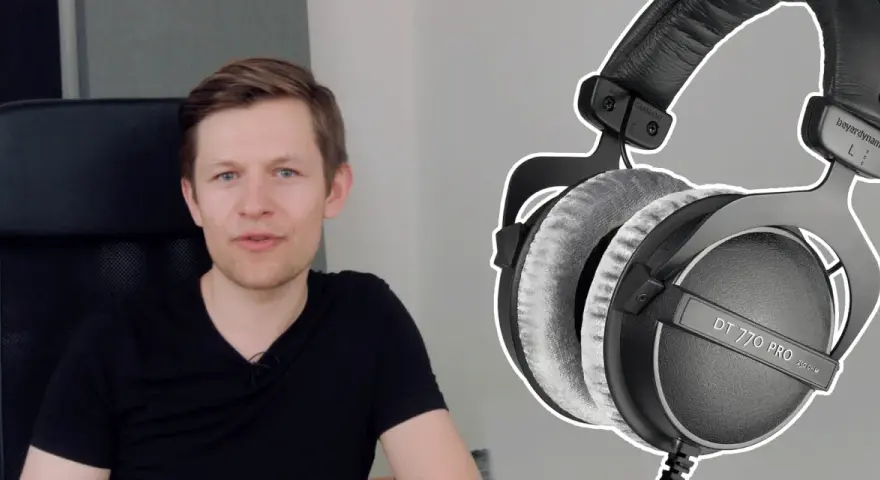Mężczyzna w czarnej koszulce obok słuchawek do mixu Beyerdynamic DT 770 PRO.